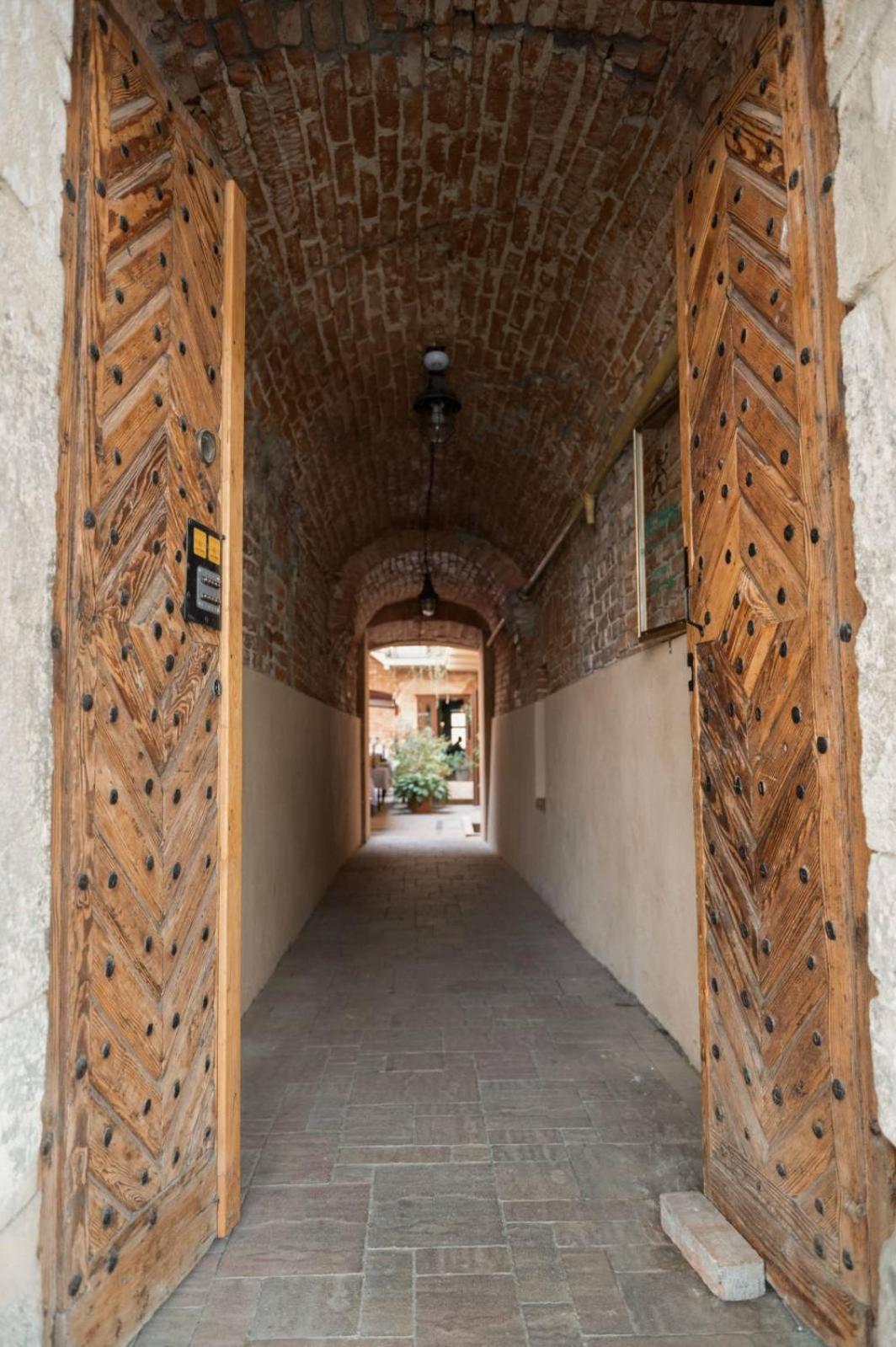Apart Yaroslava Osmomysla 9 Square - City Center Львов Экстерьер фото
